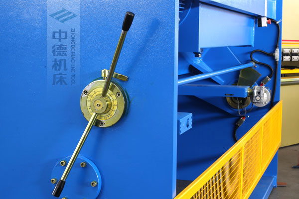 ZDSK-1632剪板機(jī)刀片間隙手動(dòng)調(diào)節(jié)器，刻度清淅，調(diào)節(jié)省力又簡(jiǎn)便.jpg
