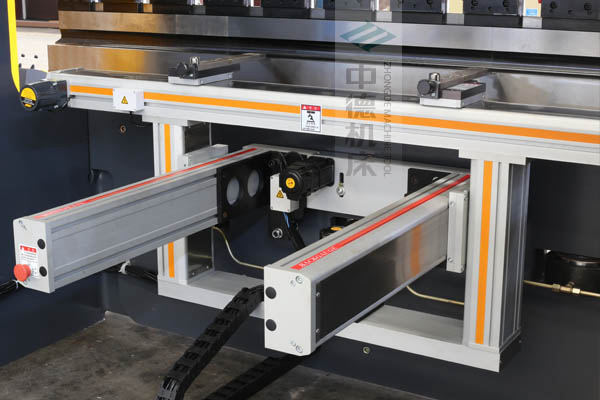 ZDPE10025-4+1軸全封套加強(qiáng)型鋁合金后檔料系統(tǒng)，內(nèi)有成套滾珠絲桿和直線導(dǎo)軌，精度高速度快噪音低.jpg