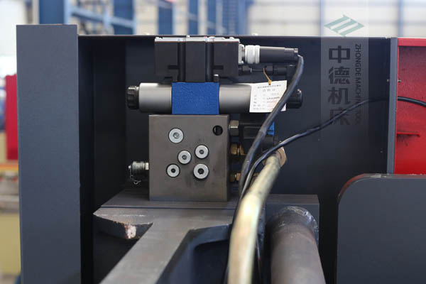 ZDPE10025采用進(jìn)口液壓系統(tǒng)，穩(wěn)定無故障，耐高溫高壓，持久工作精度高.jpg